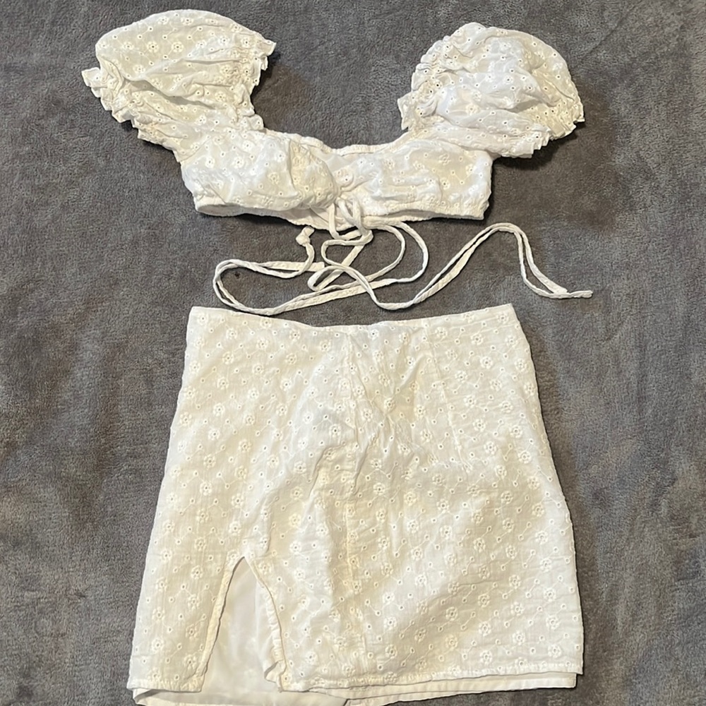 Mini skirt / white top